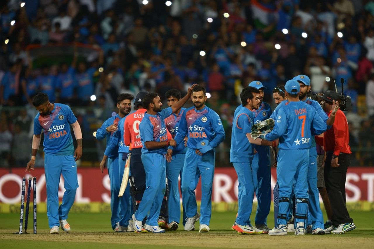 The Indian team celebrates their 75-run win, India v England, 3rd T20I, Bangalore, February 1, 2017