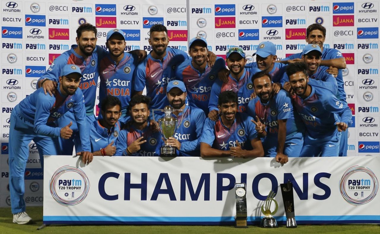 Indian team poses with the trophy after winning the T20I series against England, India v England, 3rd T20I, Bangalore, February 1, 2017