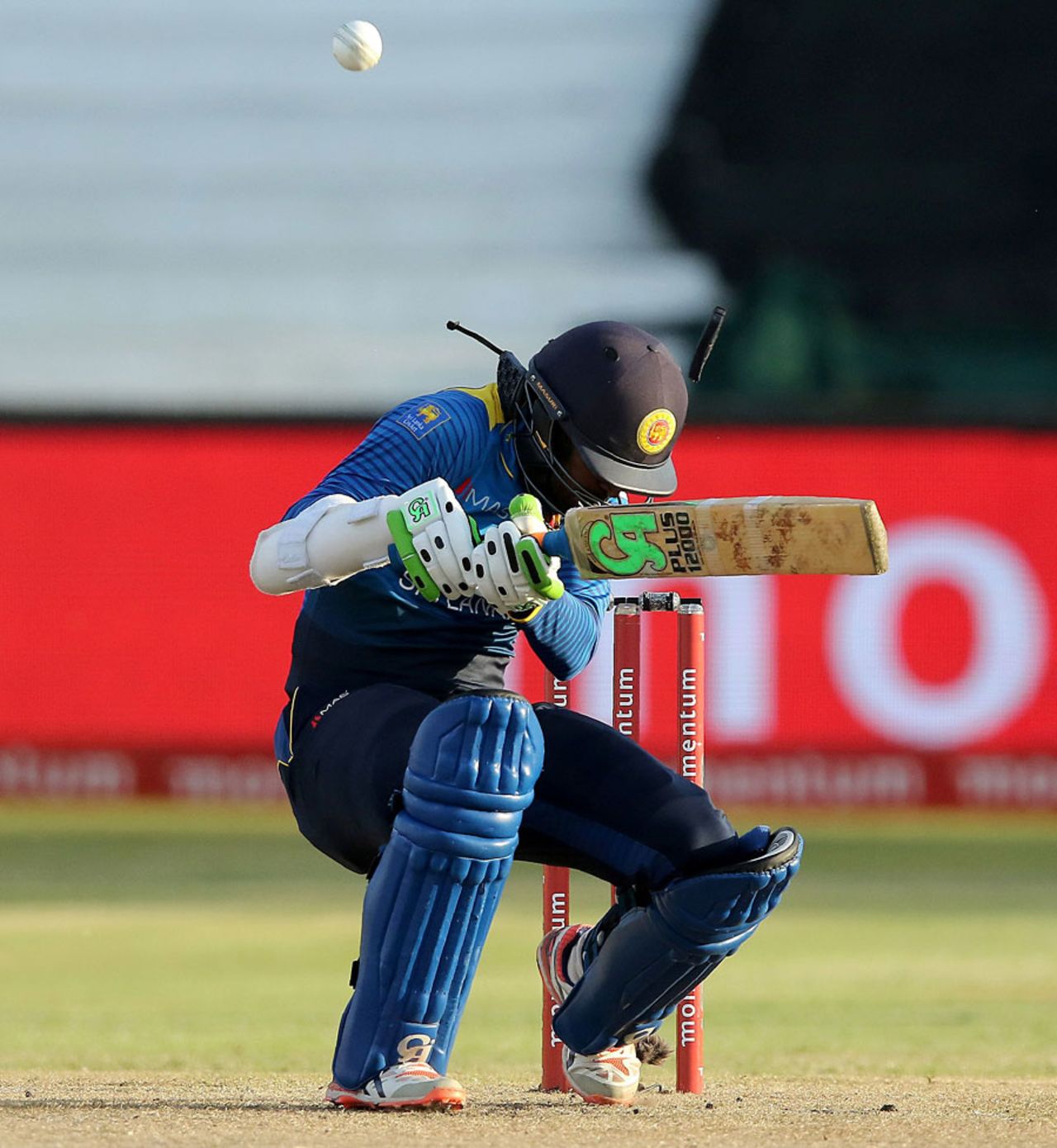 Upul Tharanga took a blow on the helmet, South Africa v Sri Lanka, 2nd ODI, Durban, February 1, 2017