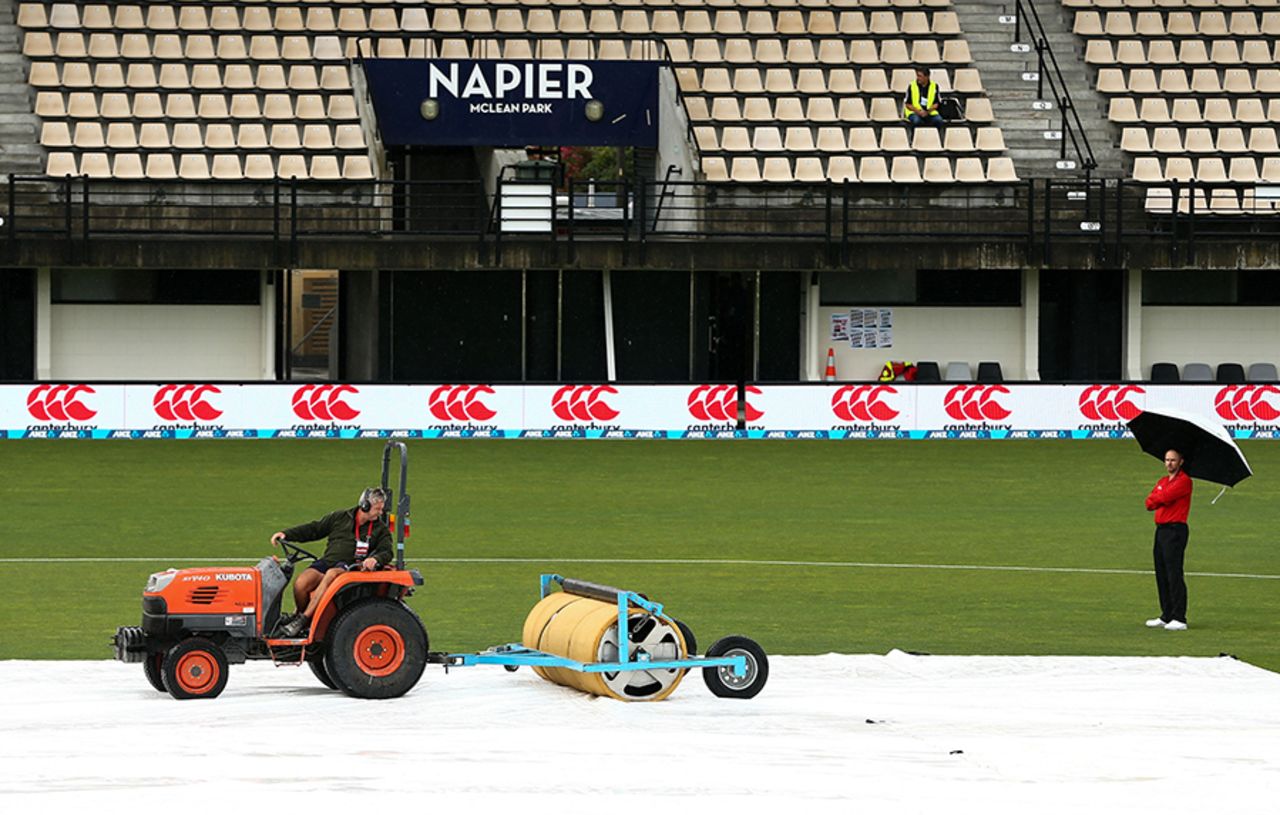 Ground staff tend to the covers following a spell of rain before the match, New Zealand v Australia, 2nd ODI, Napier, February 2, 2017