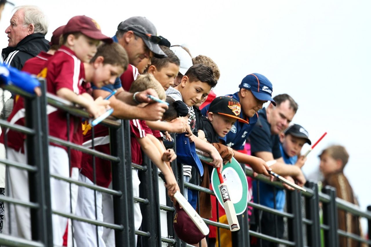 The autograph hunters' mood couldn't be dampened, New Zealand v Australia, 2nd ODI, Napier, February 2, 2017 