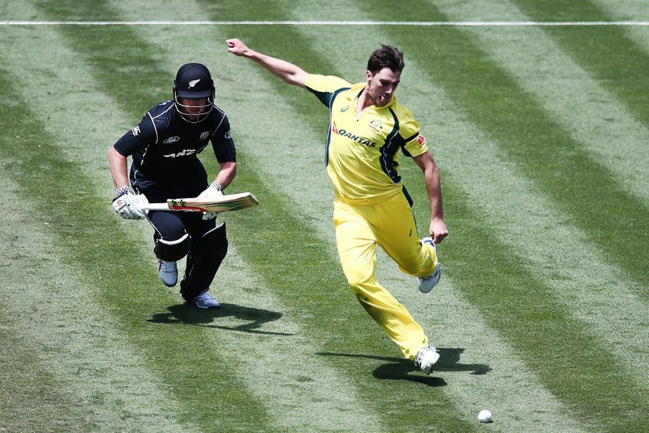 Pat Cummins tries to run Neil Broom out, New Zealand v Australia, 3rd ODI, Hamilton, February 5, 2017