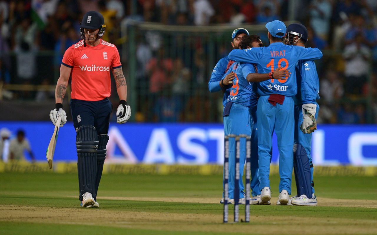 England celebrate Jason Roy's dismissal, India v England, 3rd T20I, Bangalore, February 1, 2017