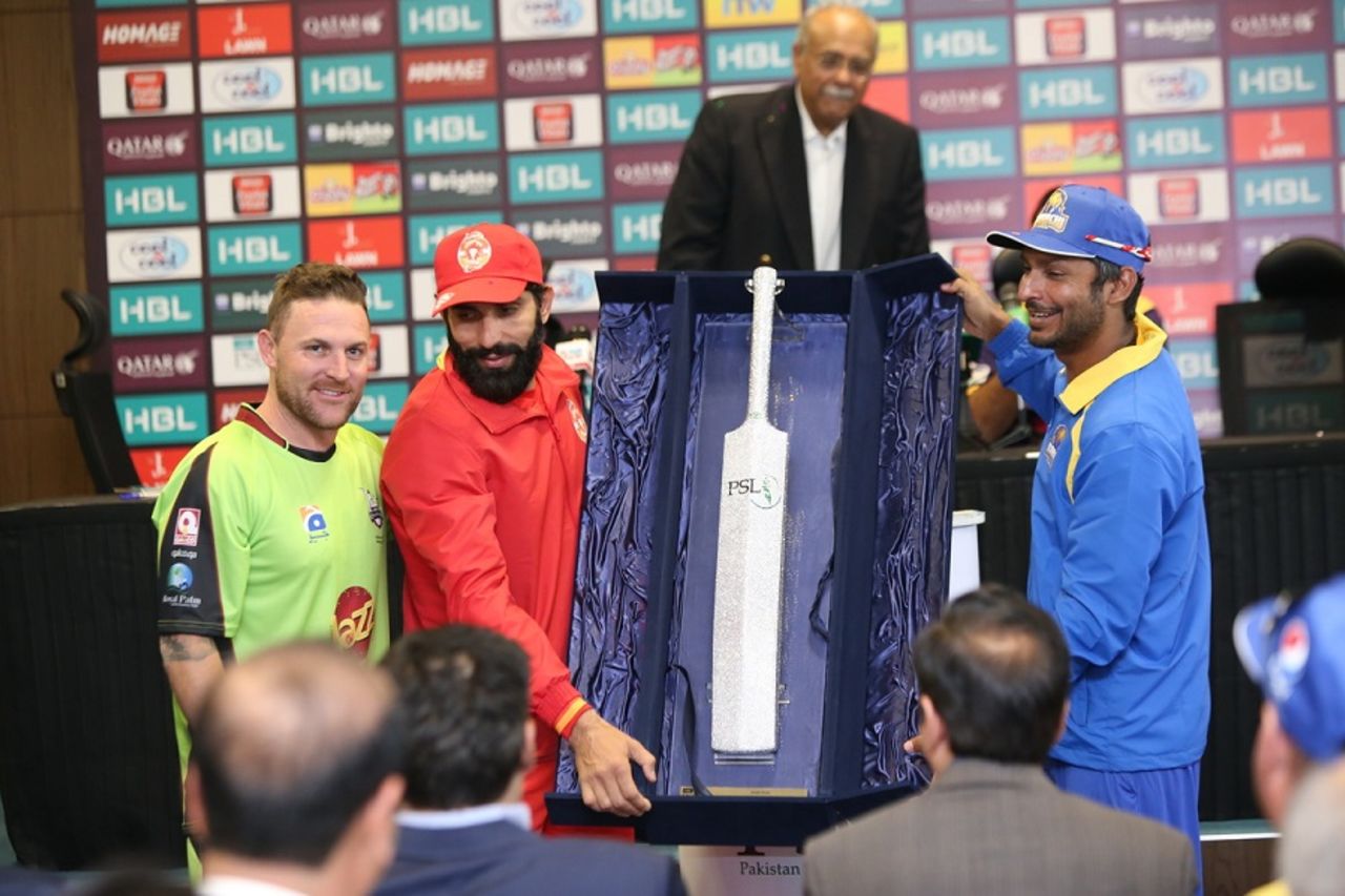 Brendon McCullum, Misbah-ul-Haq and Kumar Sangakkara unveil the Hanif Mohammad trophy for Best Batsman of the PSL, PSL trophy unveiling ceremony, Dubai, February 6, 2017