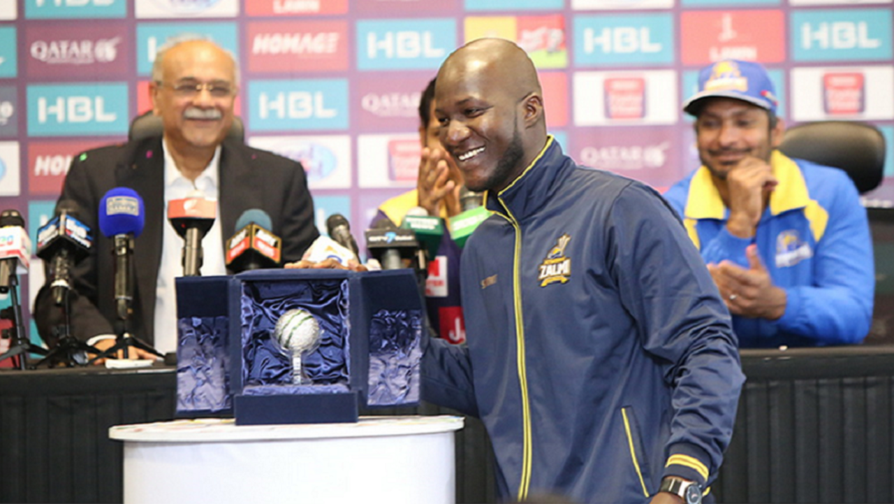 Darren Sammy unveils the Fazal Mahmood trophy for Best Bowler of the PSL, PSL trophy unveiling ceremony, Dubai, February 6, 2017