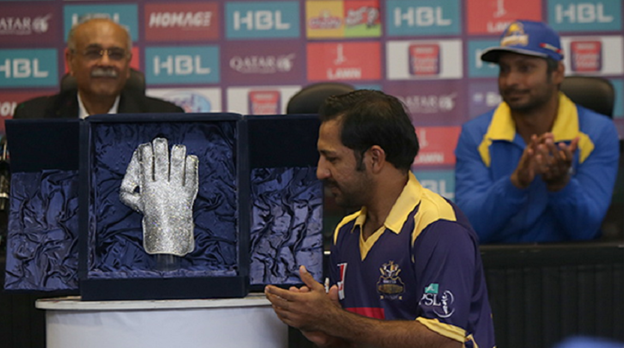 Sarfraz Ahmed unveils the Imtiaz Ahmed trophy for Best Wicketkeeper of the PSL, PSL trophy unveiling ceremony, Dubai, February 6, 2017