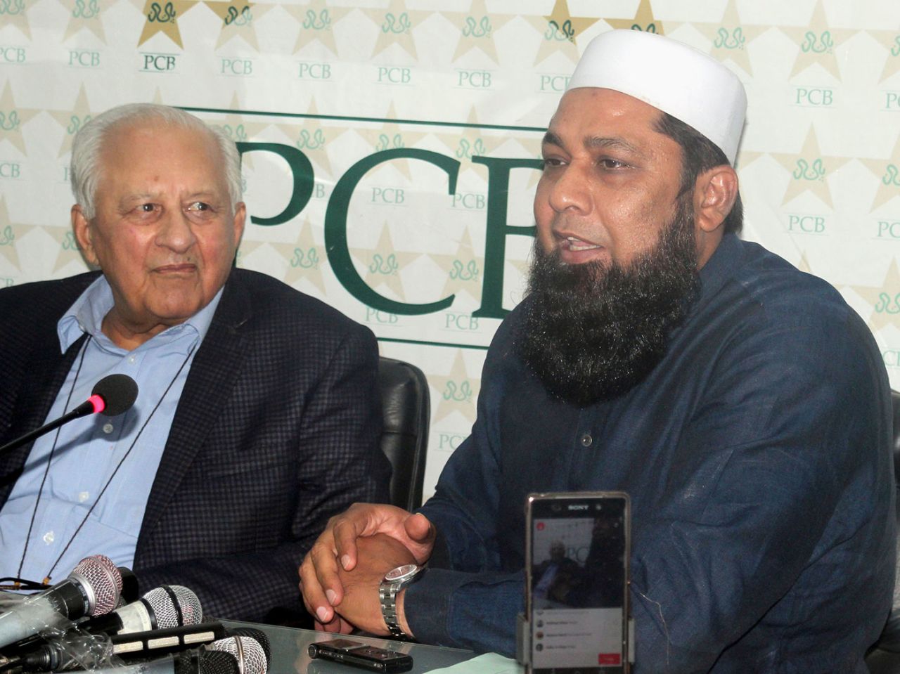 Chief selector Inzamam-ul-Haq (right) and head of the PCB Shaharyar Khan at a press conference, Lahore, April 18, 2016