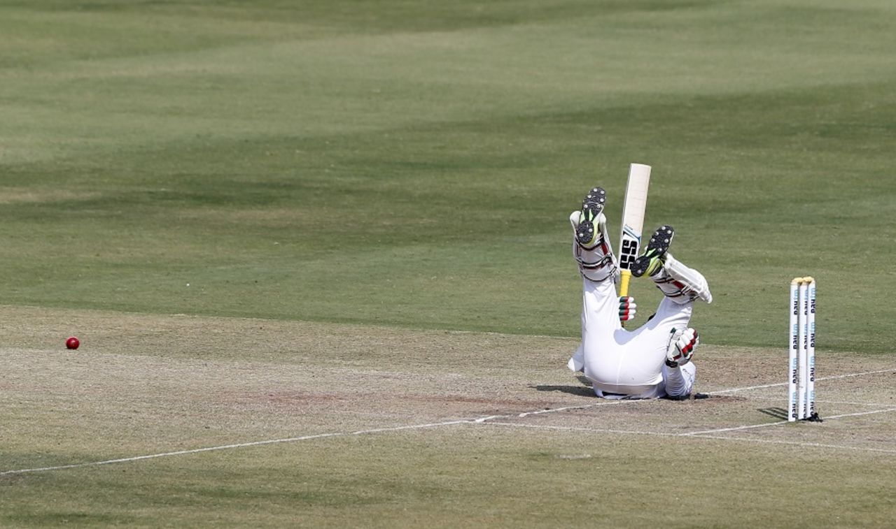 Bhuvneshwar Kumar struck Soumya Sarkar's helmet with a bouncer, India v Bangladesh, only Test, Hyderabad, 4th day, February 12, 2017
