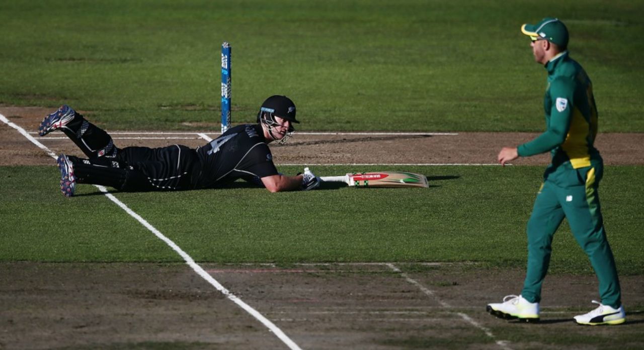 Neil Broom dives to make his ground while Faf du Plessis looks on, New Zealand v South Africa, 1st ODI, Hamilton, February 19, 2017