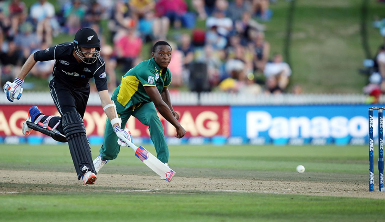 Kagiso Rabada has a shy at the stumps in a bid to run Tim Southee out, New Zealand v South Africa, 1st ODI, Hamilton, February 19, 2017
