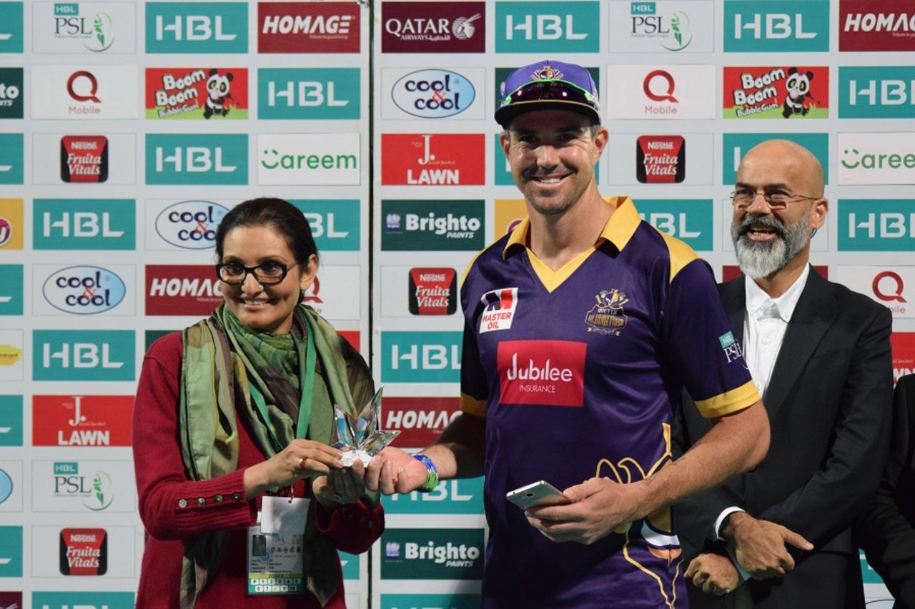 Kevin Pietersen receives his Man-of-the-Match award, Lahore Qalandars v Quetta Gladiators, Pakistan Super League 2017, Sharjah, February 18, 2017