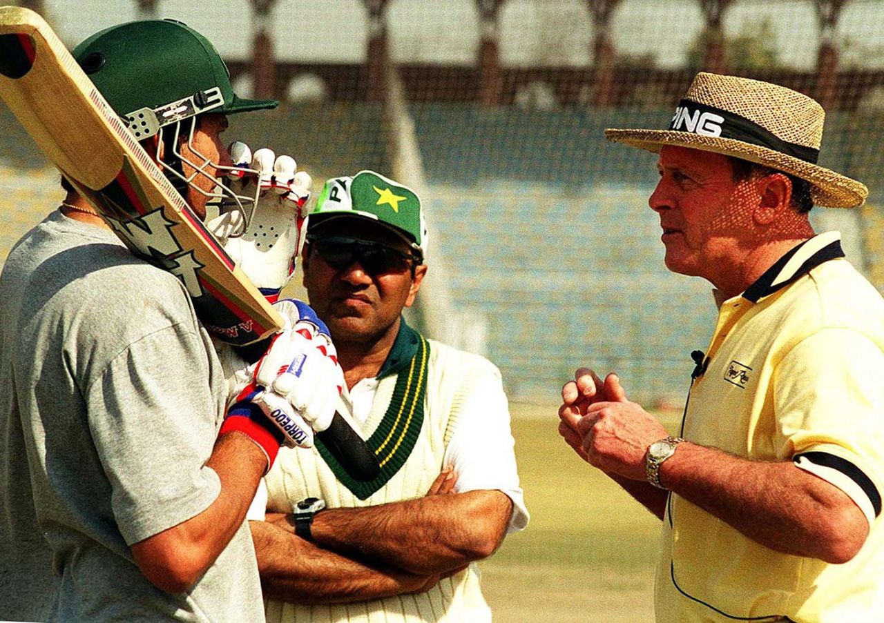 Geoff Boycott talks to Shahid Afridi (left), Lahore February 7, 2001