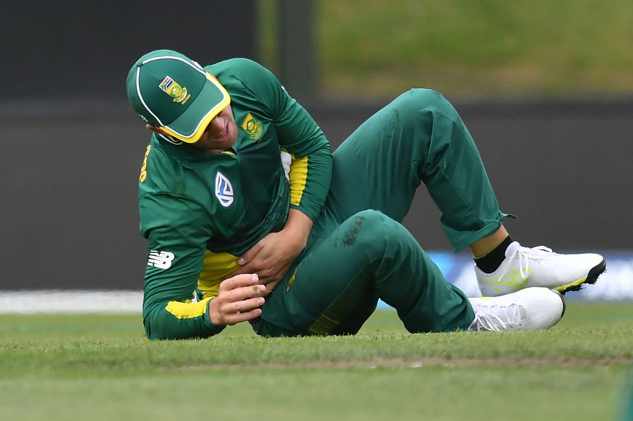 AB de Villiers hurt himself in the field early on, New Zealand v South Africa, 2nd ODI, Christchurch, February 22, 2017
