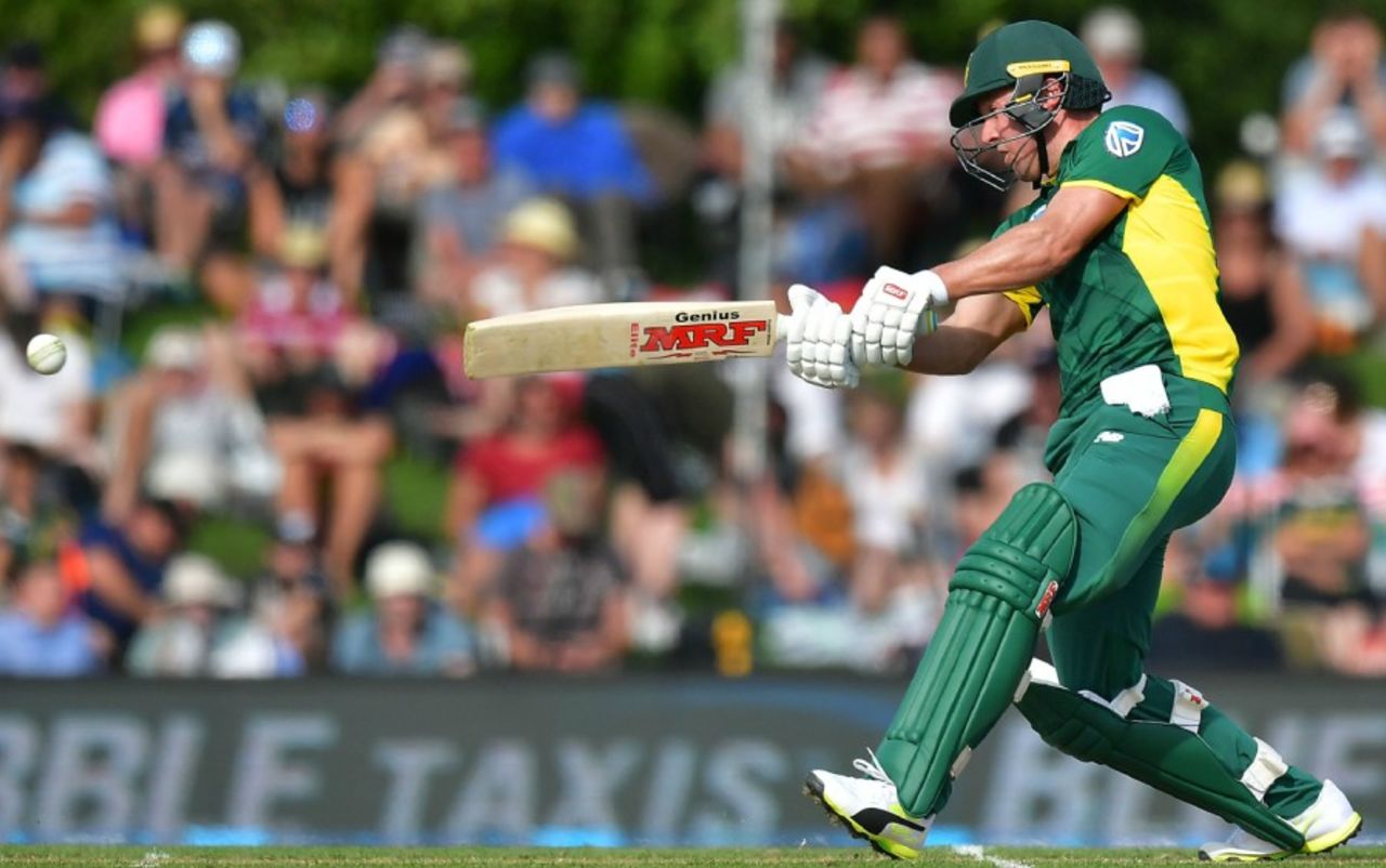 AB de Villiers nails a pull, New Zealand v South Africa, 2nd ODI, Christchurch, February 22, 2017