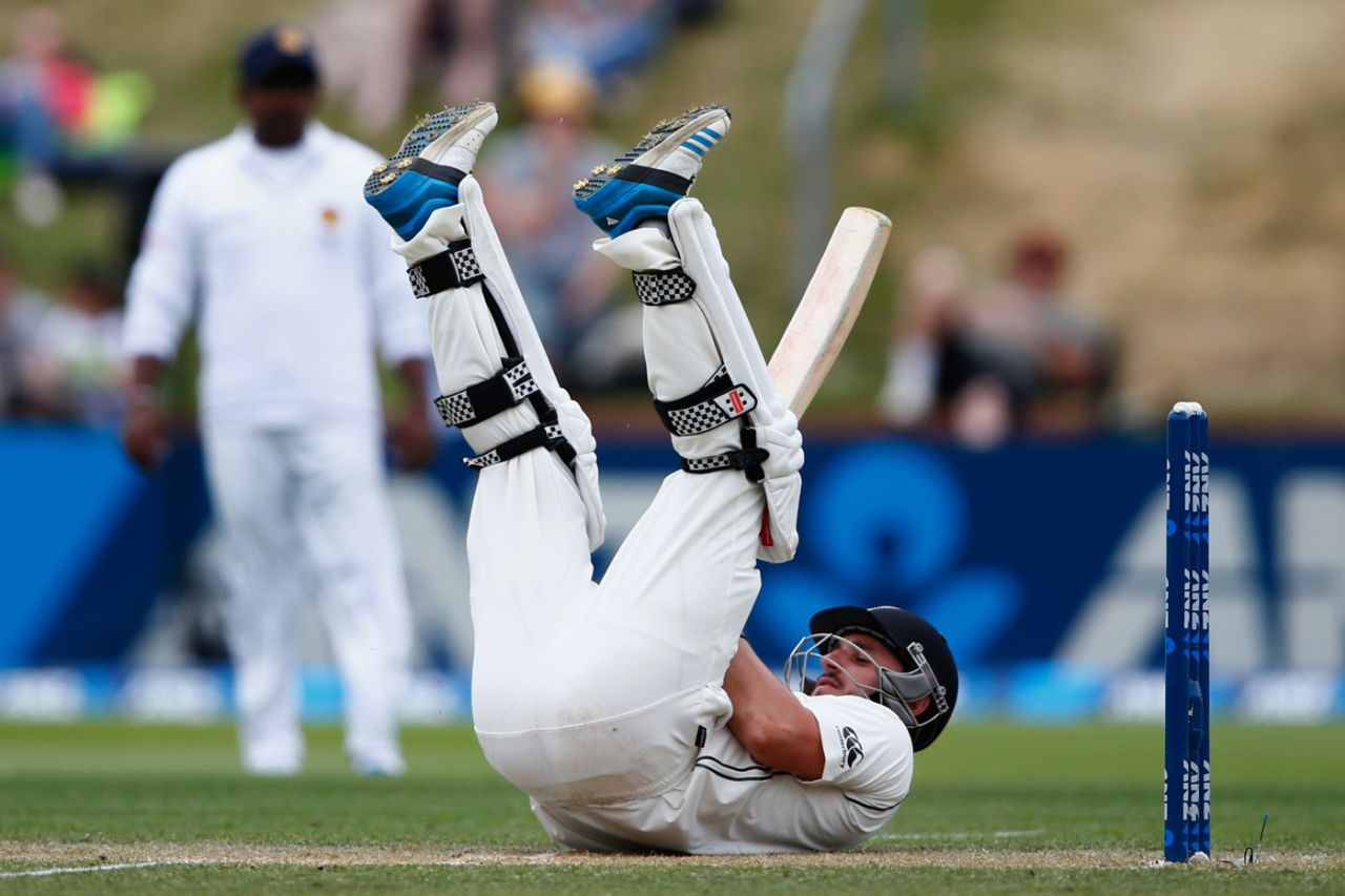 Hamish Rutherford falls over while batting, New Zealand v Sri Lanka, 2nd Test, Wellington, 3rd day, January 5, 2015