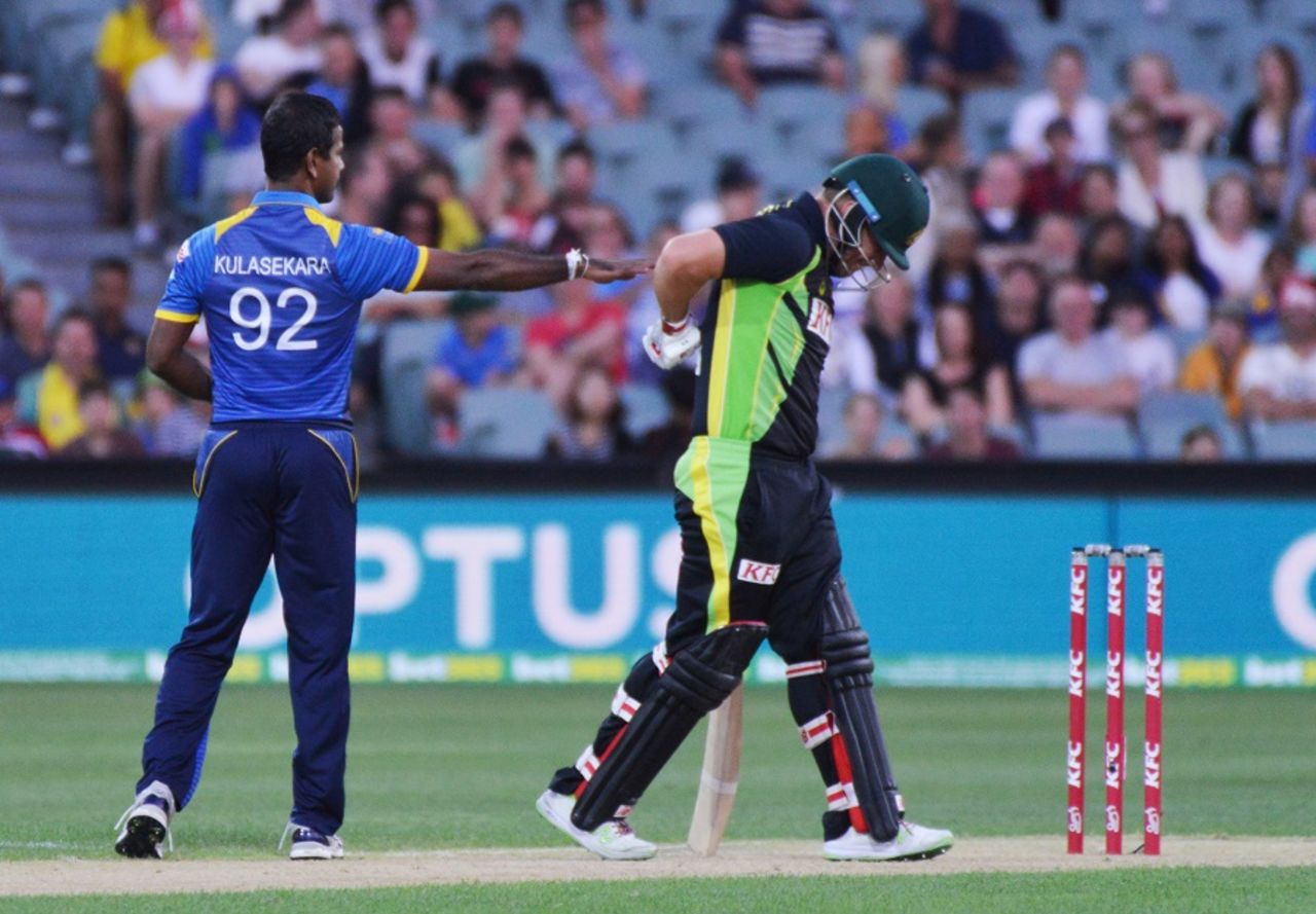 Nuwan Kulasekara apologizes to Aaron Finch after inadvertently hitting him, Australia v Sri Lanka, 3rd T20 International, Adelaide, February 22, 2017