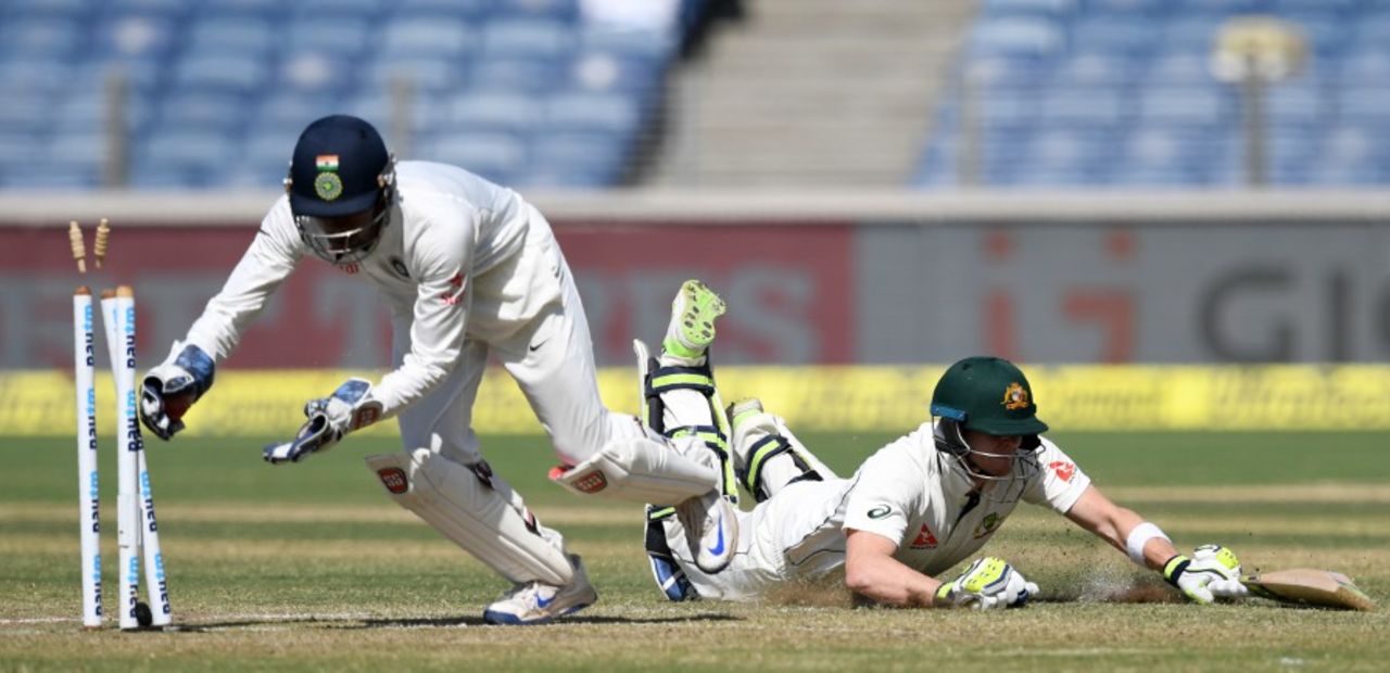 Steven Smith dives to make his ground, India v Australia, 1st Test, Pune, 2nd day, February 24, 2017