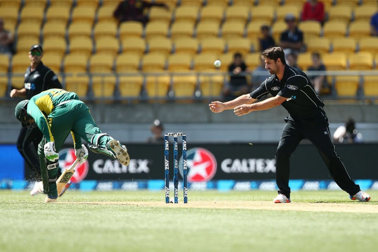Quinton de Kock scampers home for a single as Colin de Grandhomme fails to run him out, New Zealand v South Africa, 3rd ODI, Wellington, February 25, 2017