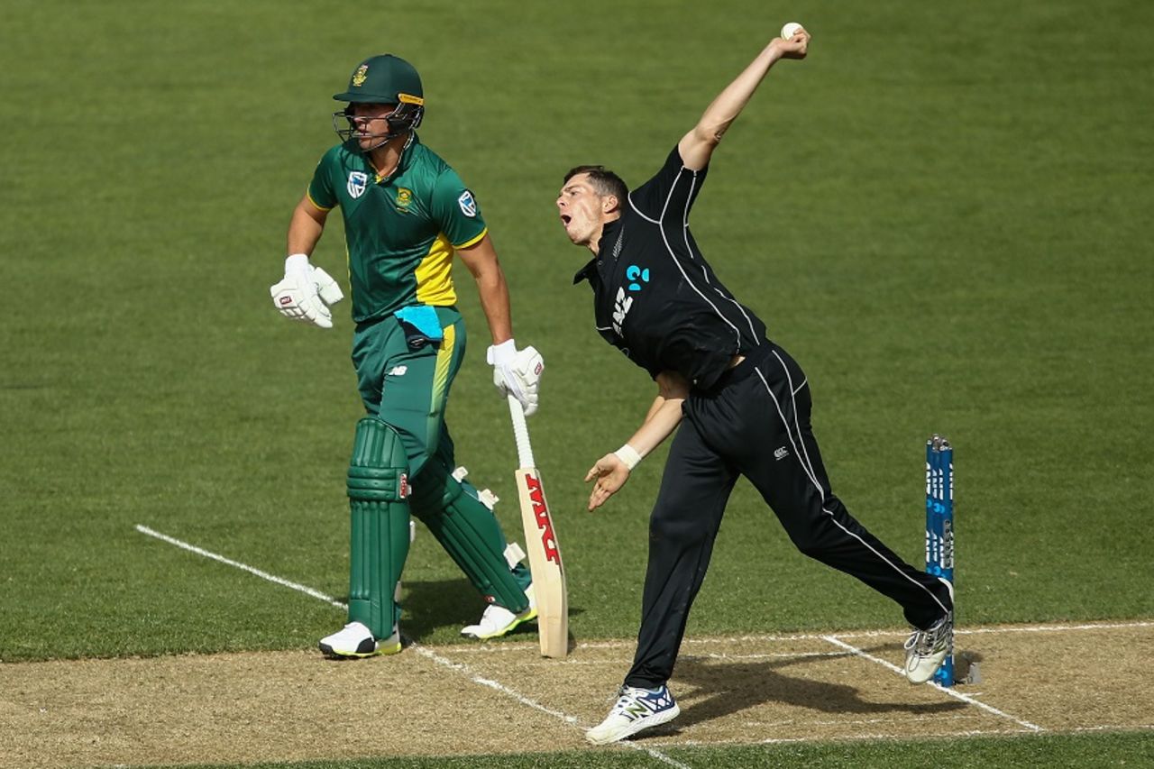 Mitchell Santner struck in his eighth over to remove David Miller, New Zealand v South Africa, 3rd ODI, Wellington, February 25, 2017