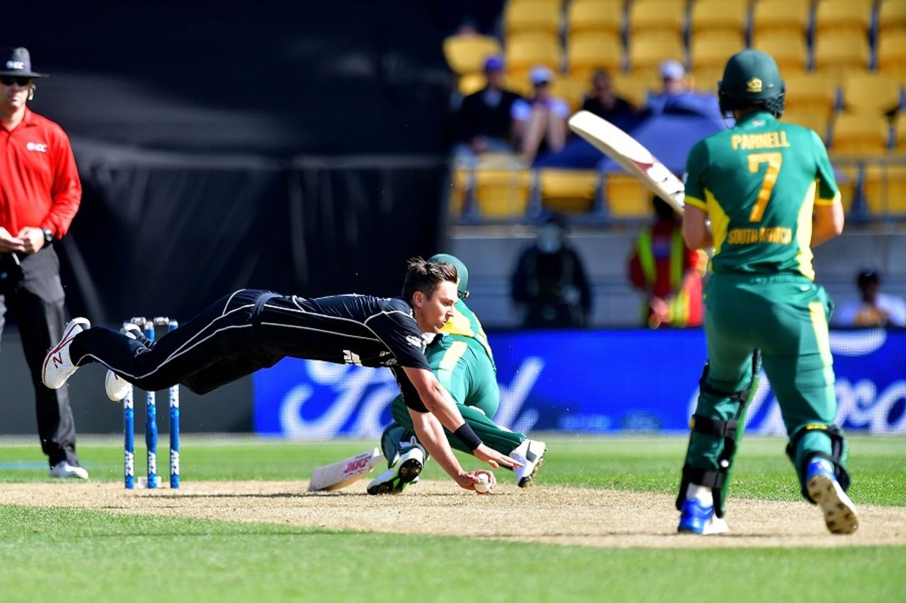 Trent Boult puts in an acrobatic effort off a Wayne Parnell shot, New Zealand v South Africa, 3rd ODI, Wellington, February 25, 2017