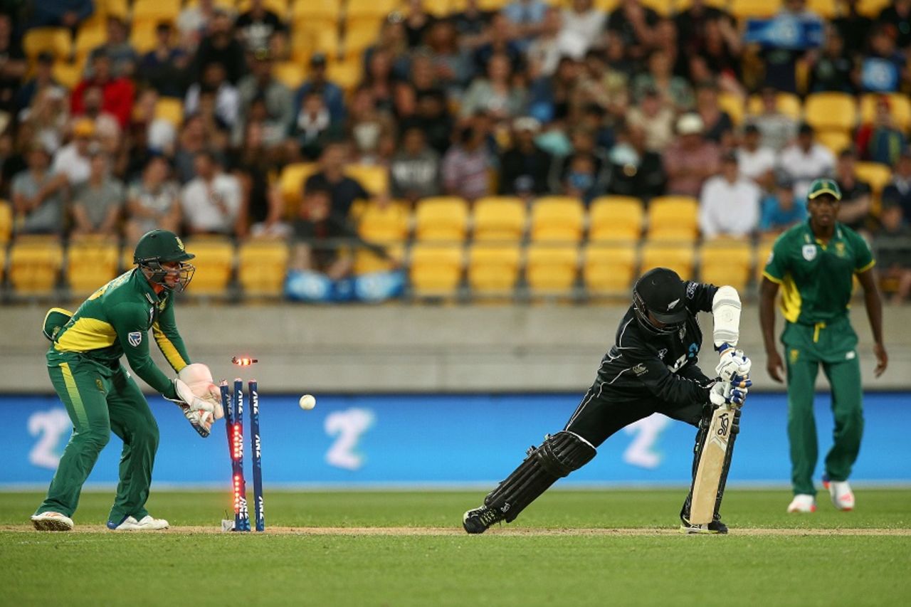 Lockie Ferguson is bowled by Imran Tahir, New Zealand v South Africa, 3rd ODI, Wellington, February 25, 2017