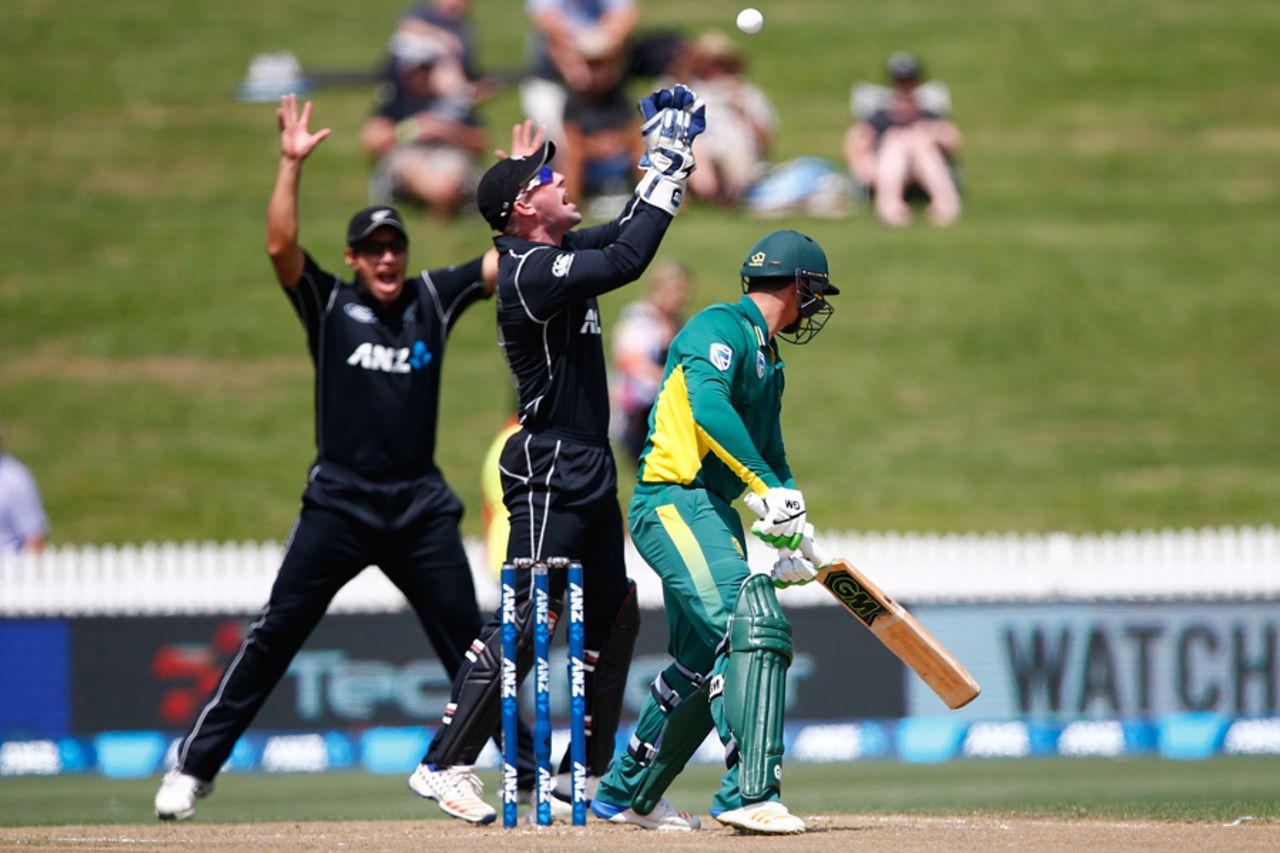 New Zealand appeal after Quinton de Kock edges one first ball, New Zealand v South Africa, 4th ODI, Hamilton, March 1, 2017
