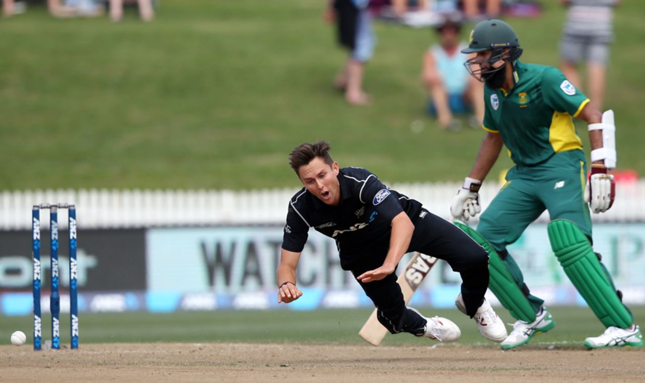 Trent Boult dives to field off his own bowling, New Zealand v South Africa, 4th ODI, Hamilton, March 1, 2017