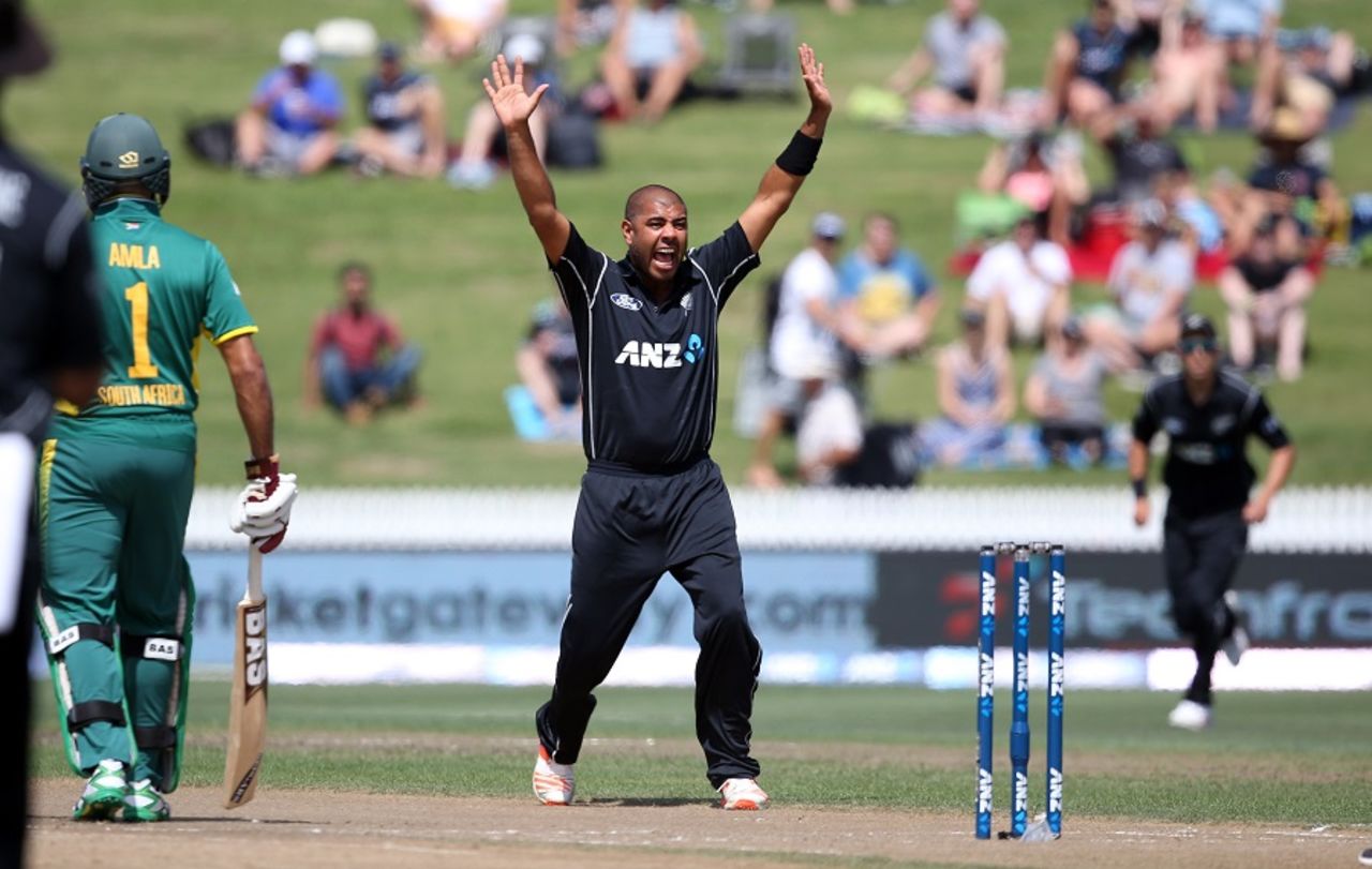 Jeetan Patel appeals for a wicket, New Zealand v South Africa, 4th ODI, Hamilton, March 1, 2017