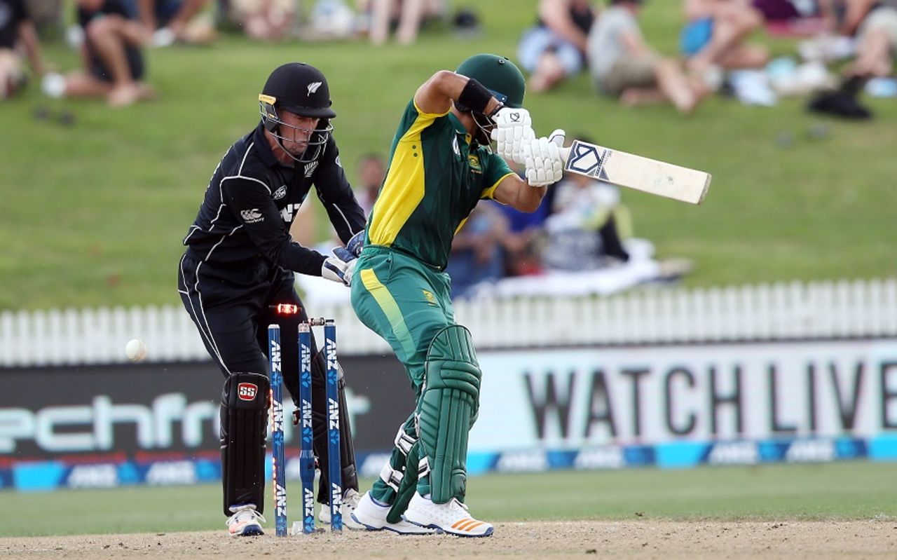JP Duminy chops on for 25, New Zealand v South Africa, 4th ODI, Hamilton, March 1, 2017