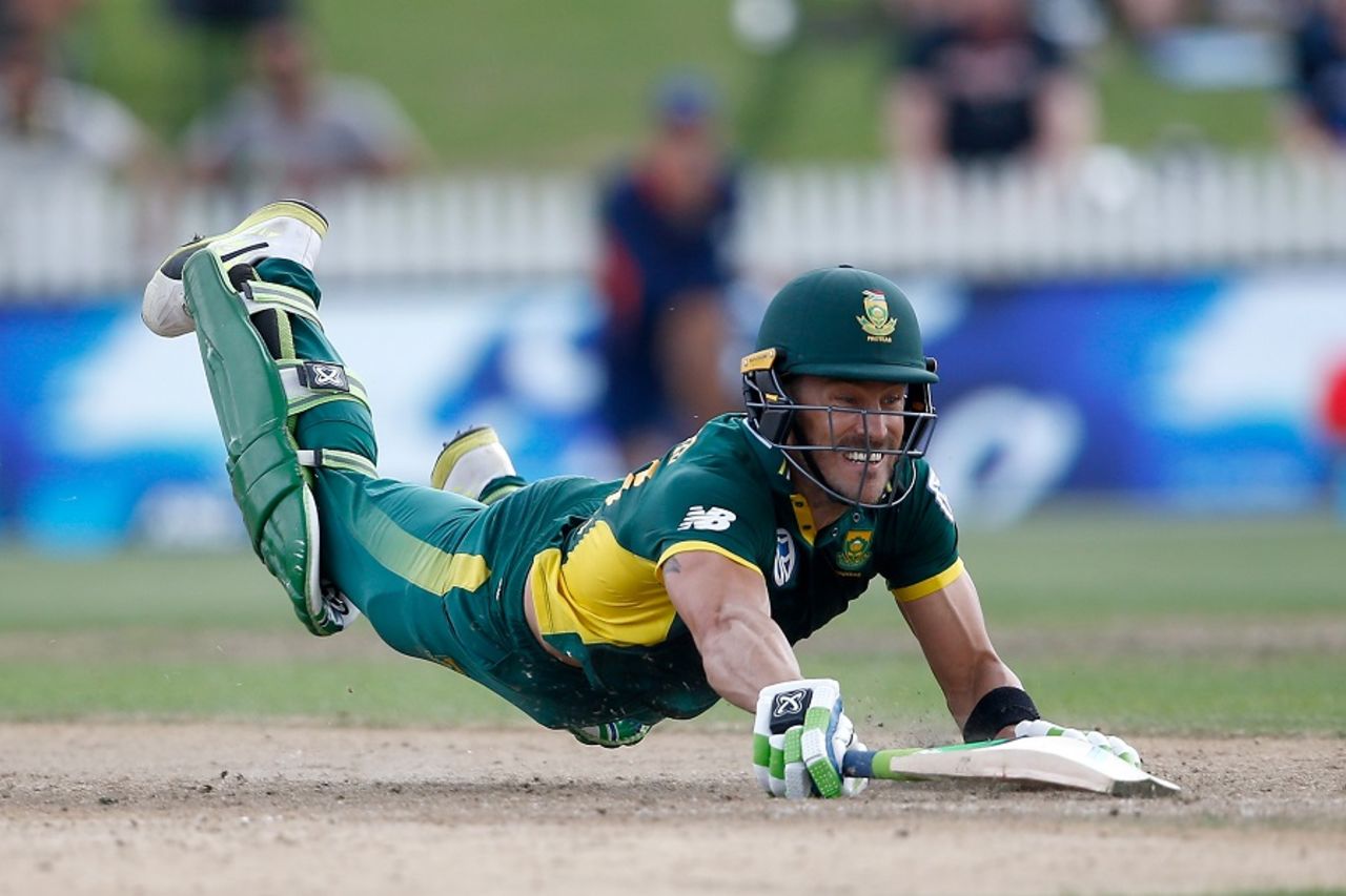 Faf du Plessis dives to make his ground, New Zealand v South Africa, 4th ODI, Hamilton, March 1, 2017