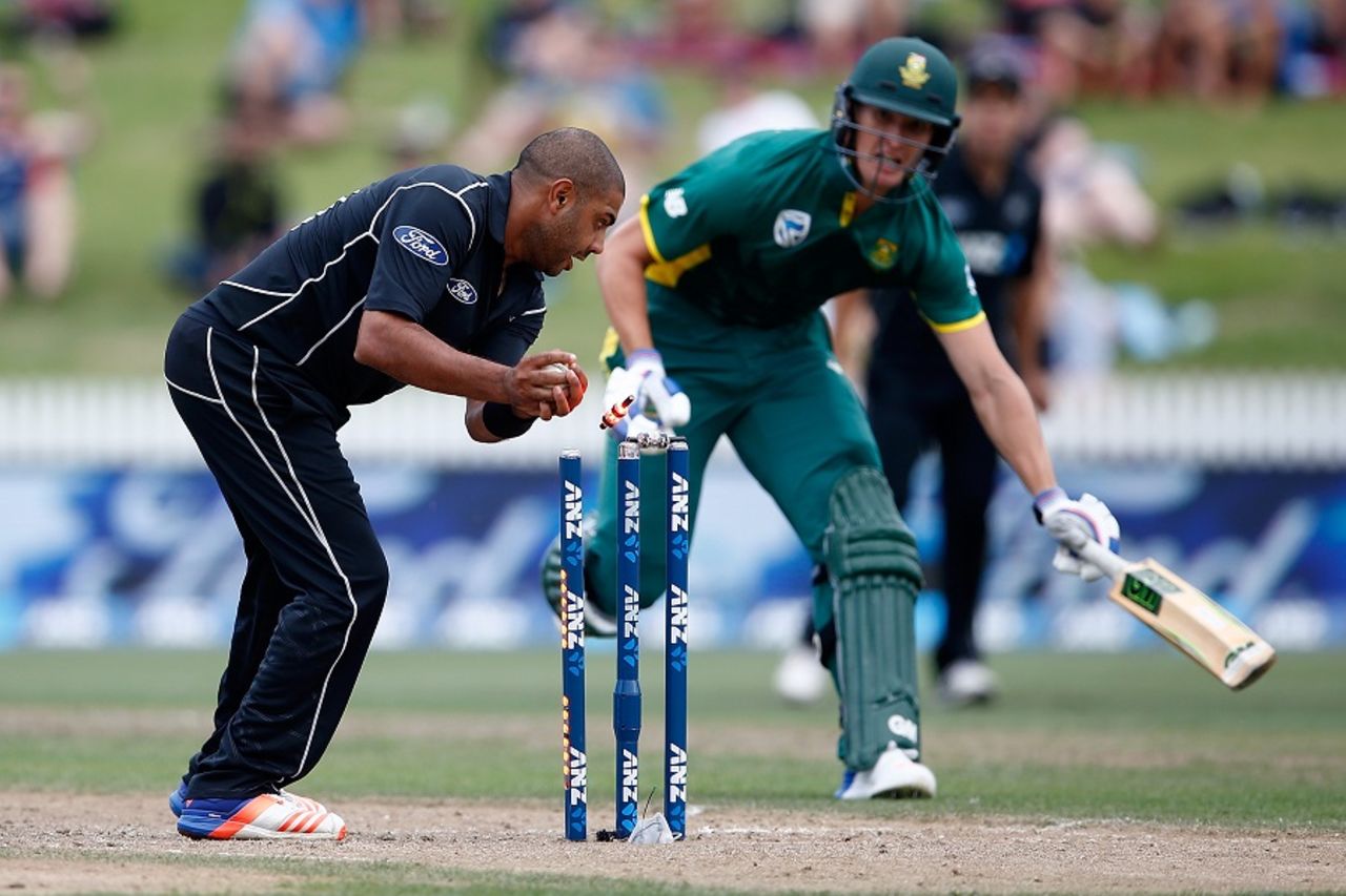 Dwaine Pretorious is run out by Jeetan Patel, New Zealand v South Africa, 4th ODI, Hamilton, March 1, 2017
