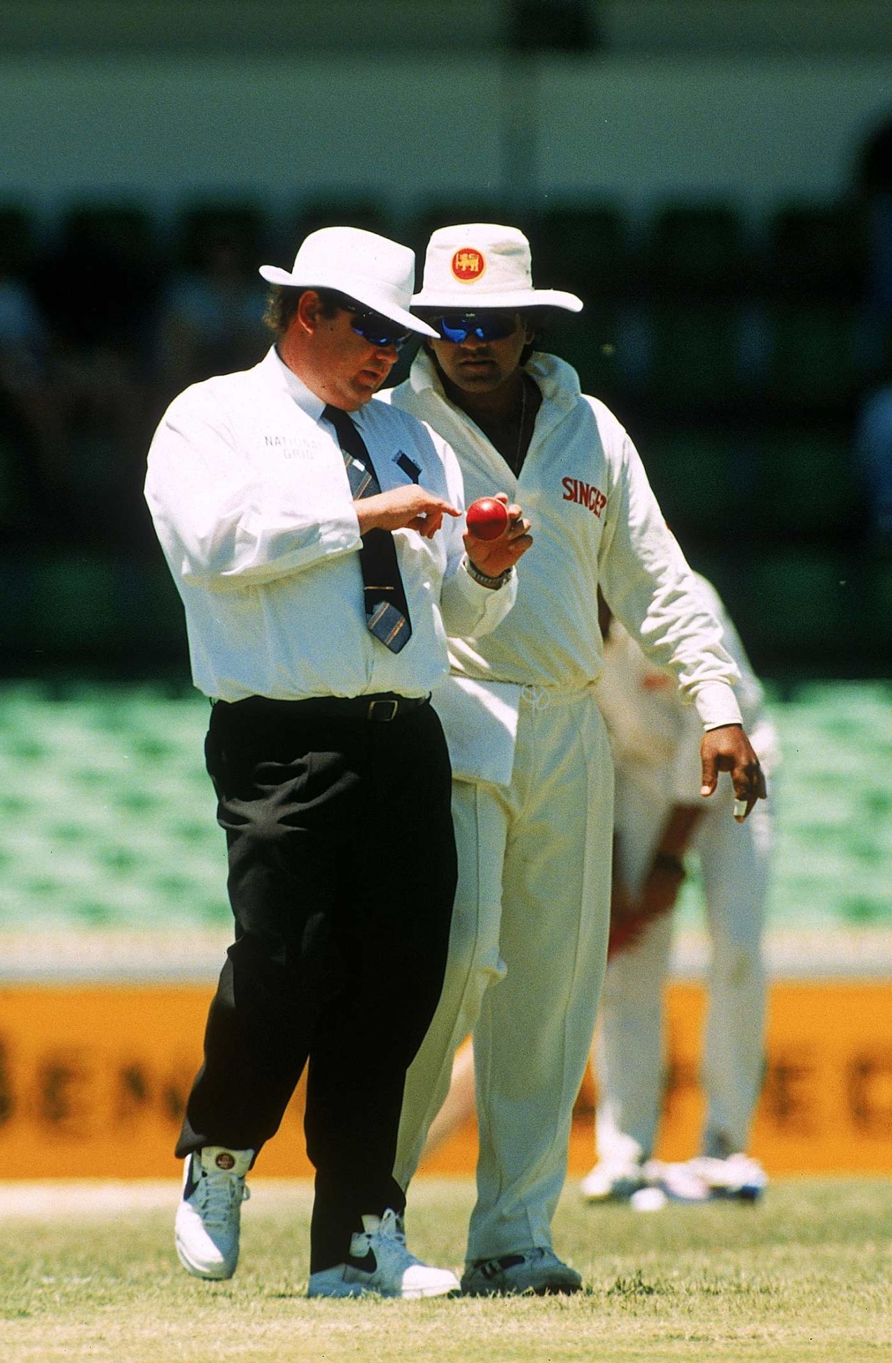 Umpire Peter Parker and Arjuna Ranatunga discuss the state of the ball, Australia v Sri Lanka, 1st Test, Perth, 3rd day, December 10, 1995