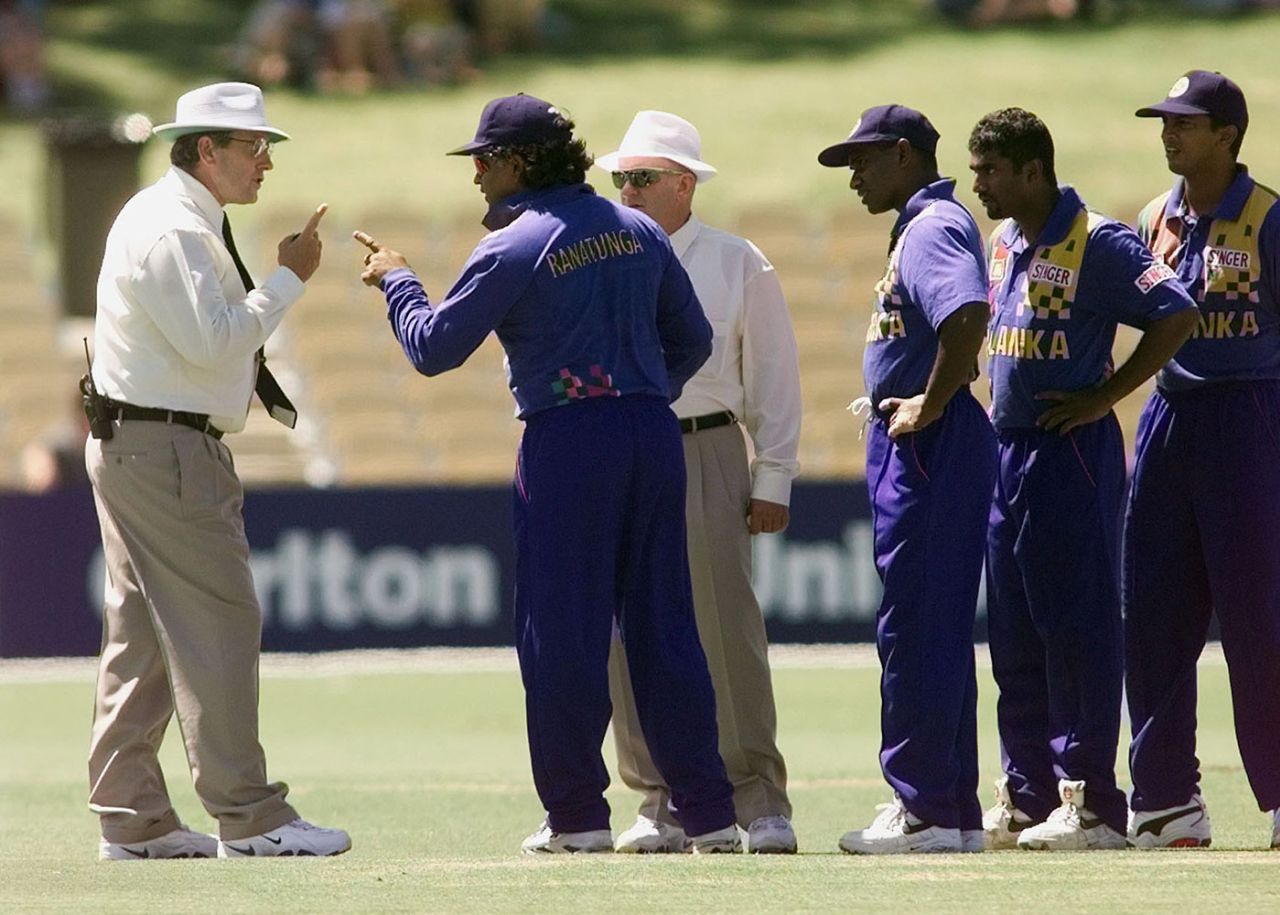 Arjuna Ranatunga and Ross Emerson get into a finger-wagging argument, England v Sri Lanka, Adelaide, January 23, 1999