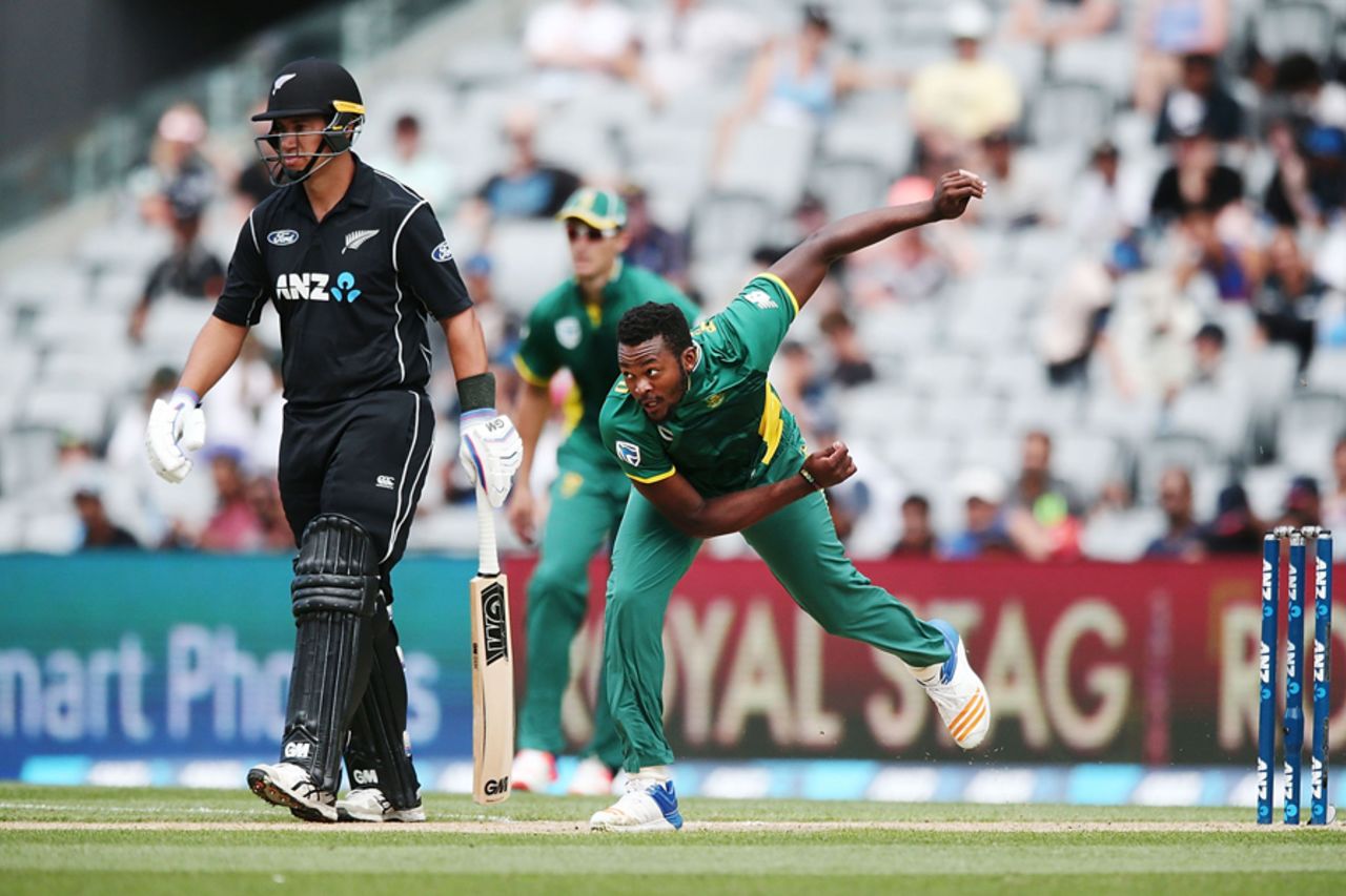 Andile Phehlukwayo gets into his delivery stride, New Zealand v South Africa, 5th ODI, Auckland, March 4, 2017