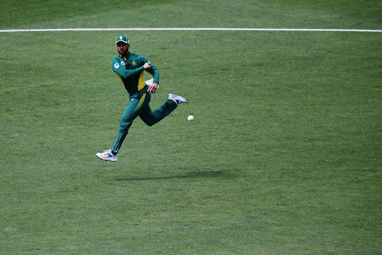 JP Duminy throws the ball in the field, New Zealand v South Africa, 5th ODI, Auckland, March 4, 2017