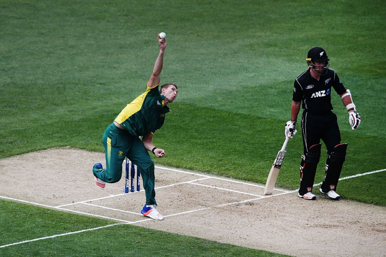 Dwaine Pretorius bowls from around the wicket, New Zealand v South Africa, 5th ODI, Auckland, March 4, 2017
