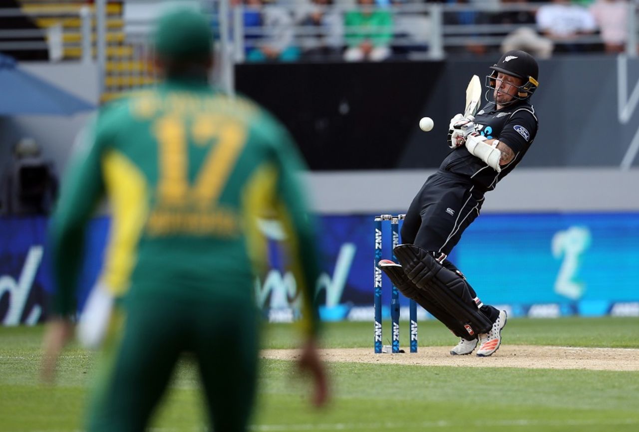 Luke Ronchi gloved a short ball to the wicketkeeper, New Zealand v South Africa, 5th ODI, Auckland, March 4, 2017
