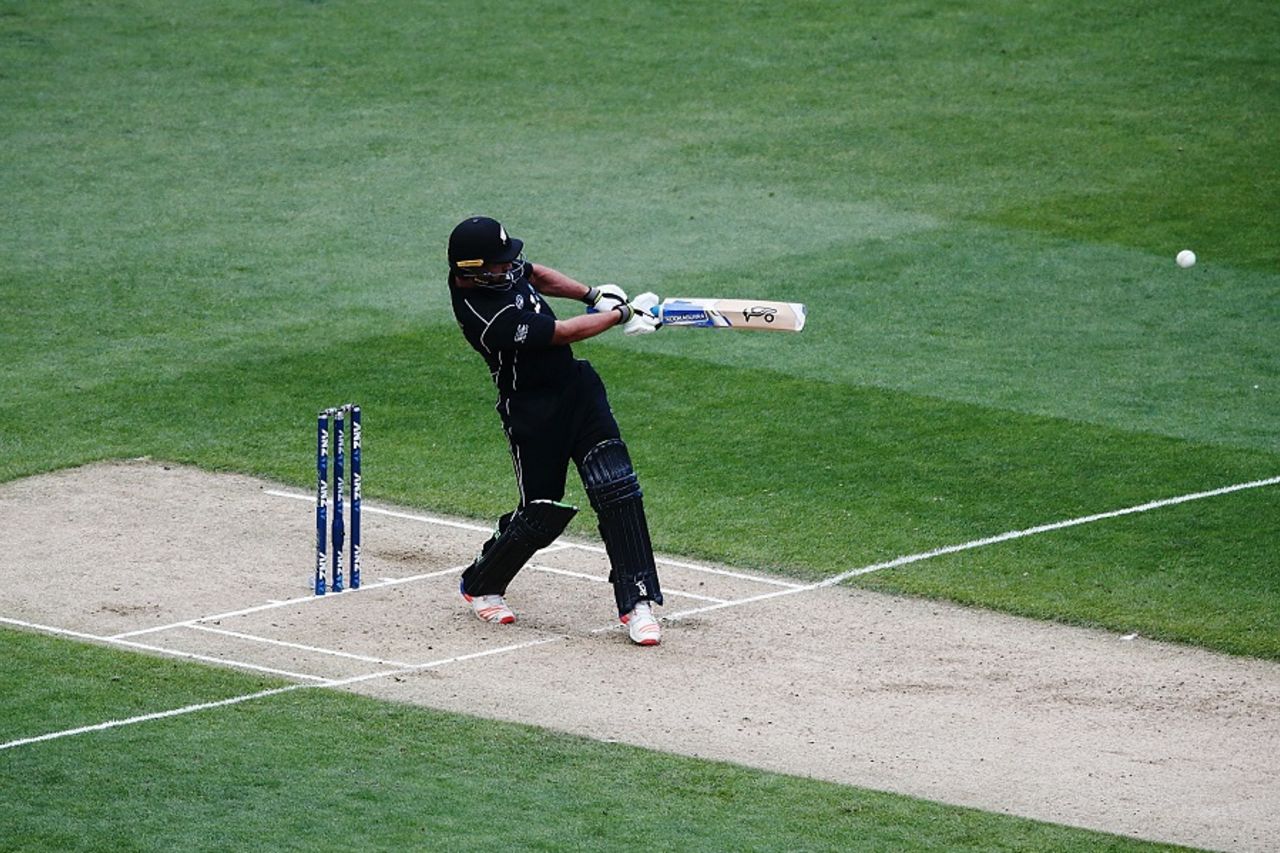 Colin de Grandhomme lays into a pull shot, New Zealand v South Africa, 5th ODI, Auckland, March 4, 2017