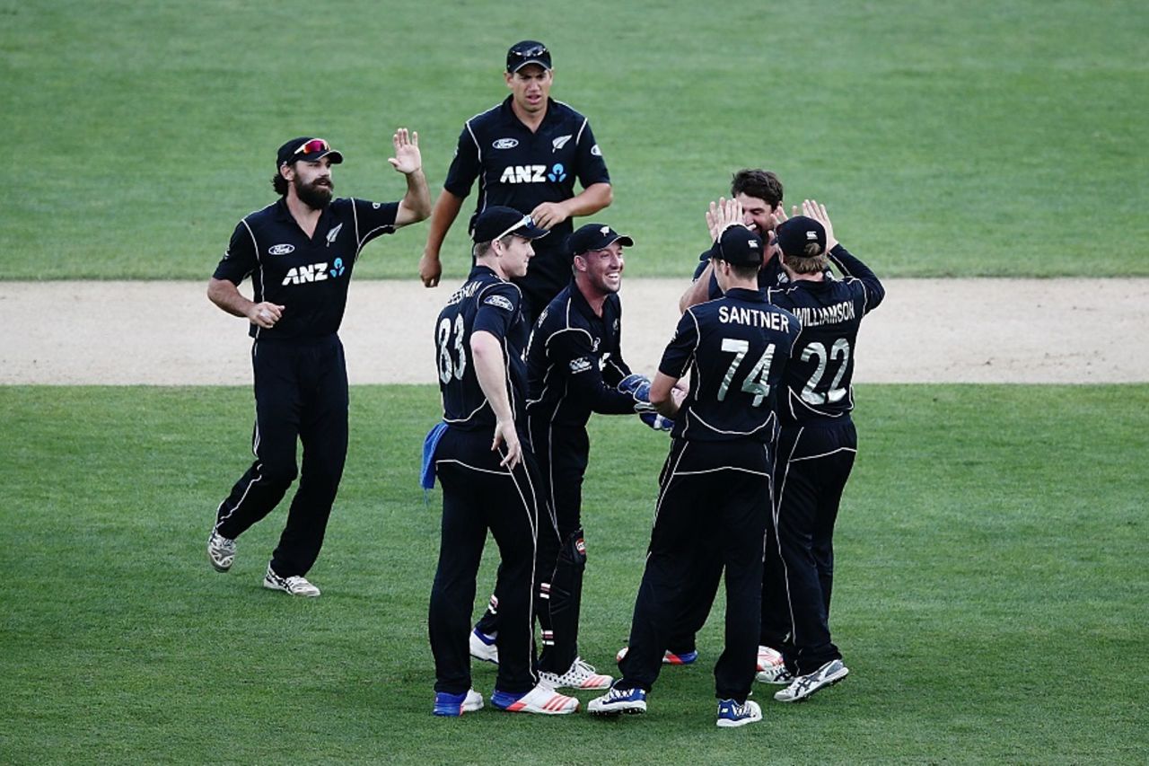 Colin de Grandhomme is mobbed by team-mates after the dismissal of Hashim Amla, New Zealand v South Africa, 5th ODI, Auckland, March 4, 2017