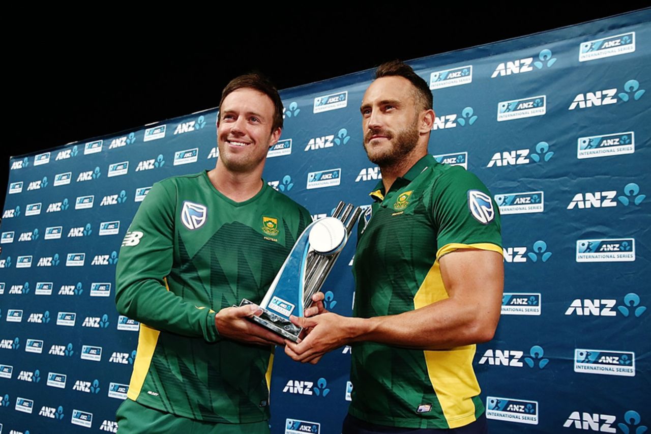 South Africa's ODI and Test captains pose with the trophy, New Zealand v South Africa, 5th ODI, Auckland, March 4, 2017