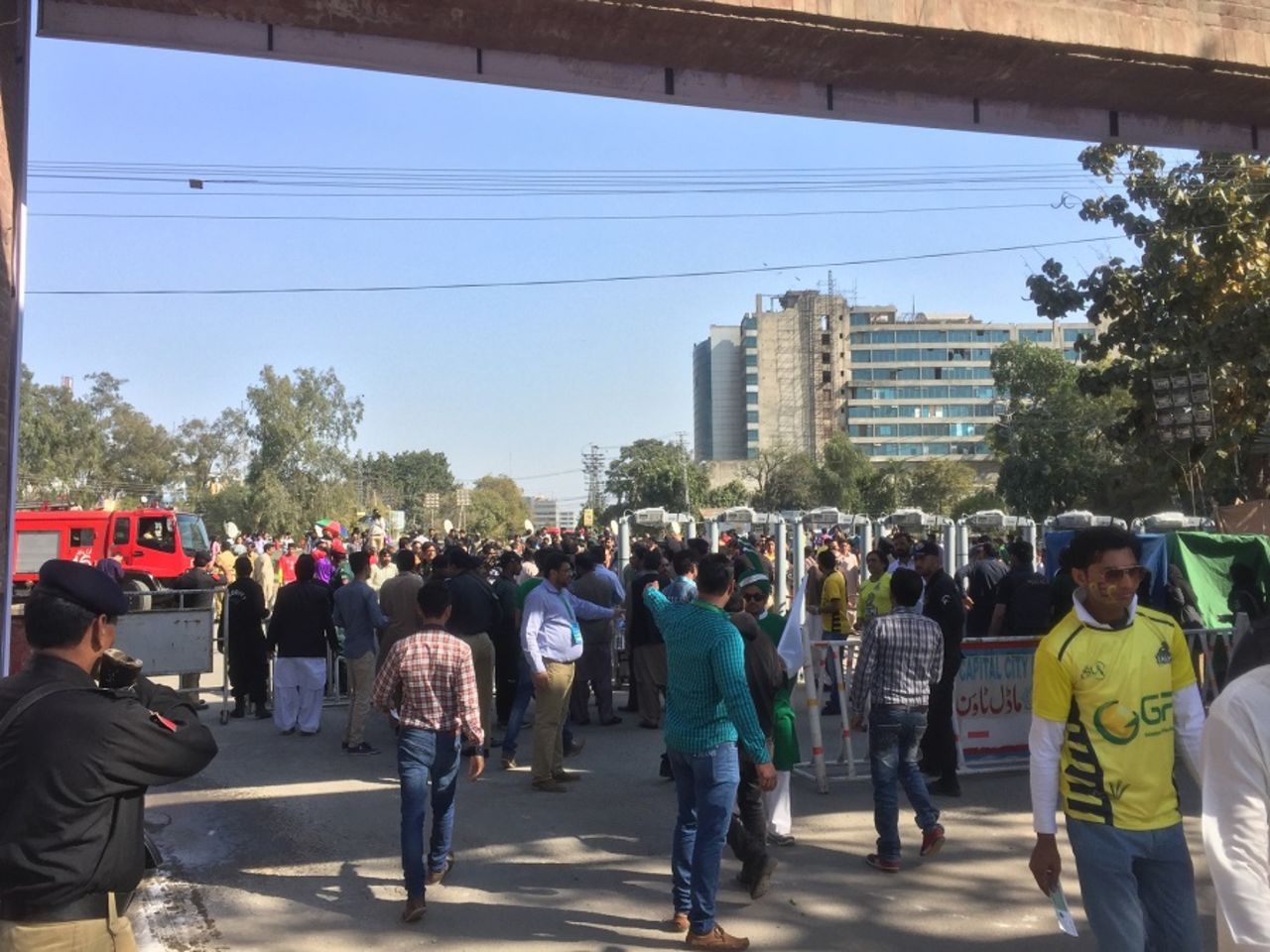 People queue up outside the gates at the Gaddafi stadium, Peshawar Zalmi v Quetta Gladiators, final, PSL 2017, Lahore, March 5, 2017
