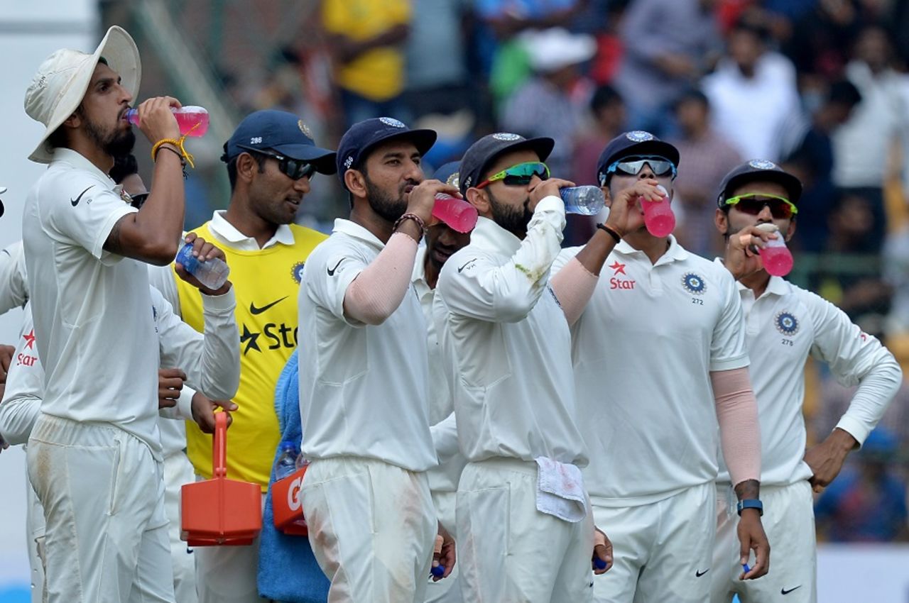 Ishant Sharma, Cheteshwar Pujara, Virat Kohli, Umesh Yadav and Ajinkya Rahane enjoy their refreshments in perfect sync, India v Australia, 2nd Test, Bengaluru, 2nd day, March 5, 2017