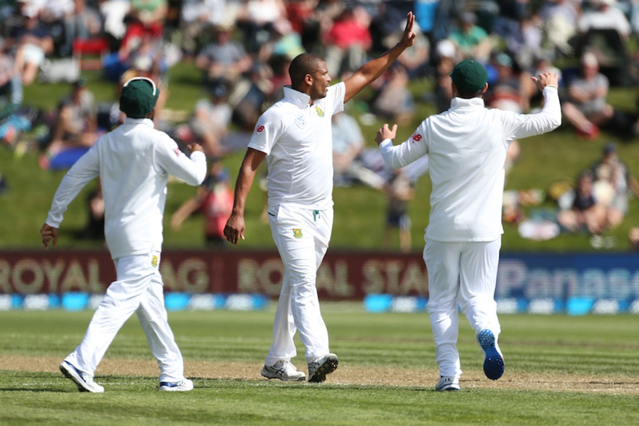 Vernon Philander celebrates the first breakthrough, New Zealand v South Africa, 1st Test, Dunedin, 2nd day, March 9, 2017