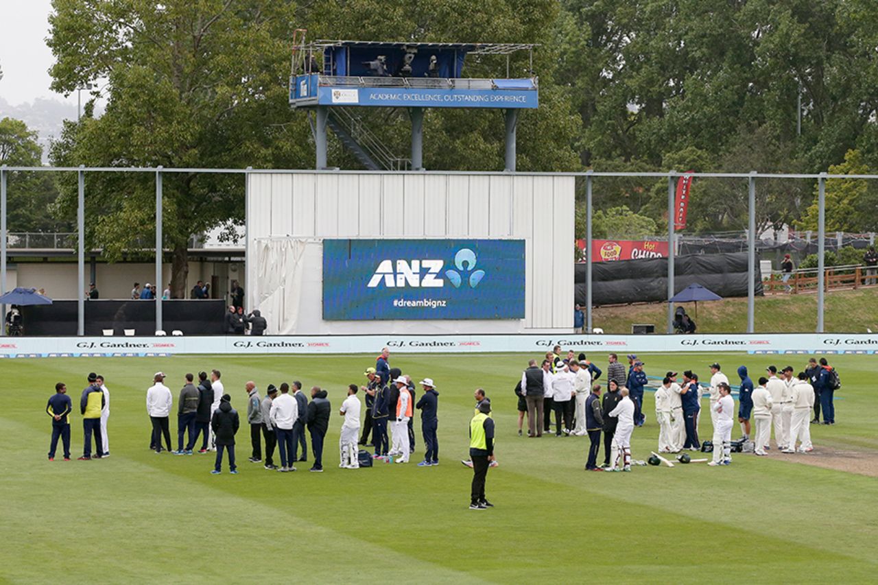 Players from both teams were evacuated on to the field during the fire alarm, New Zealand v South Africa, 1st Test, Dunedin, 3rd day, March 10, 2017