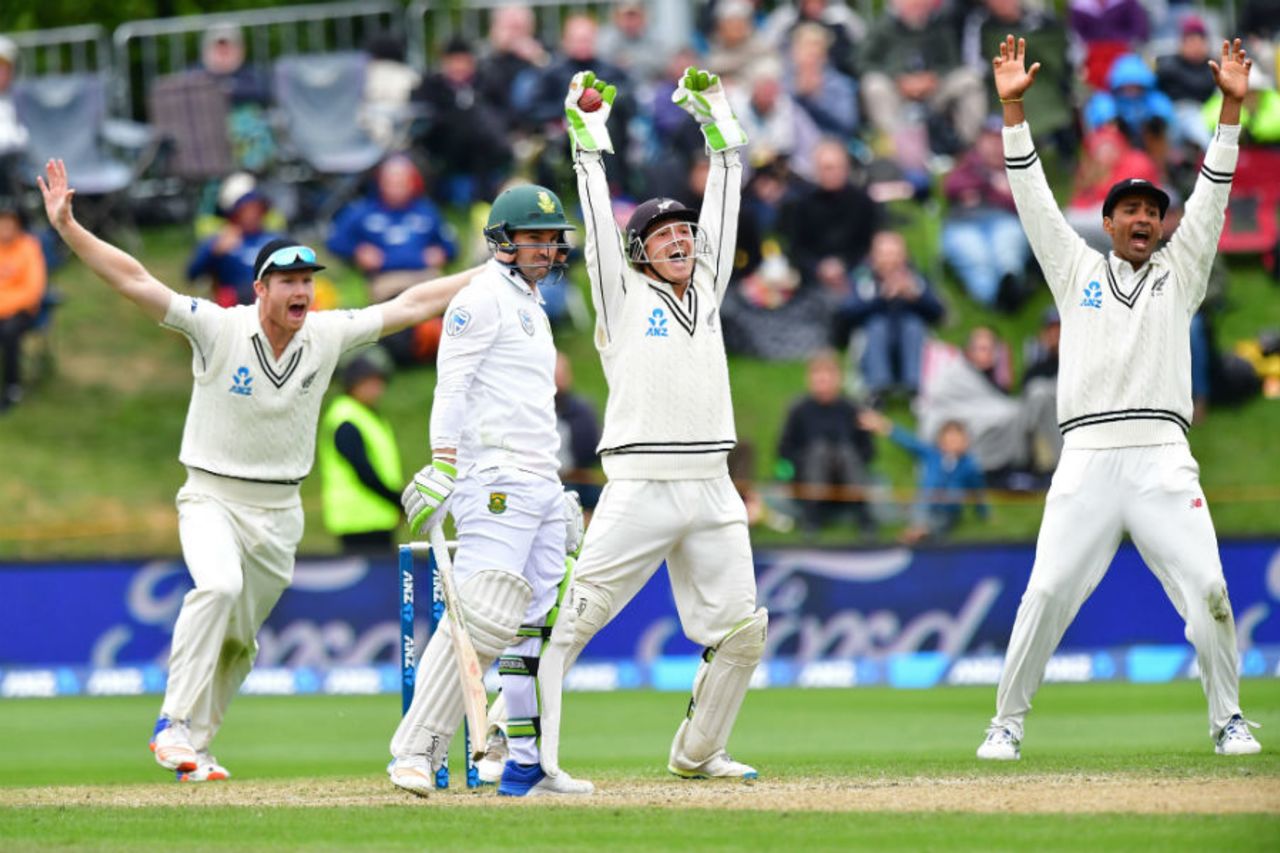 Dean Elgar's caught behind decision was overturned on review in the last over before tea, New Zealand v South Africa, 1st Test, Dunedin, 3rd day, March 11, 2017