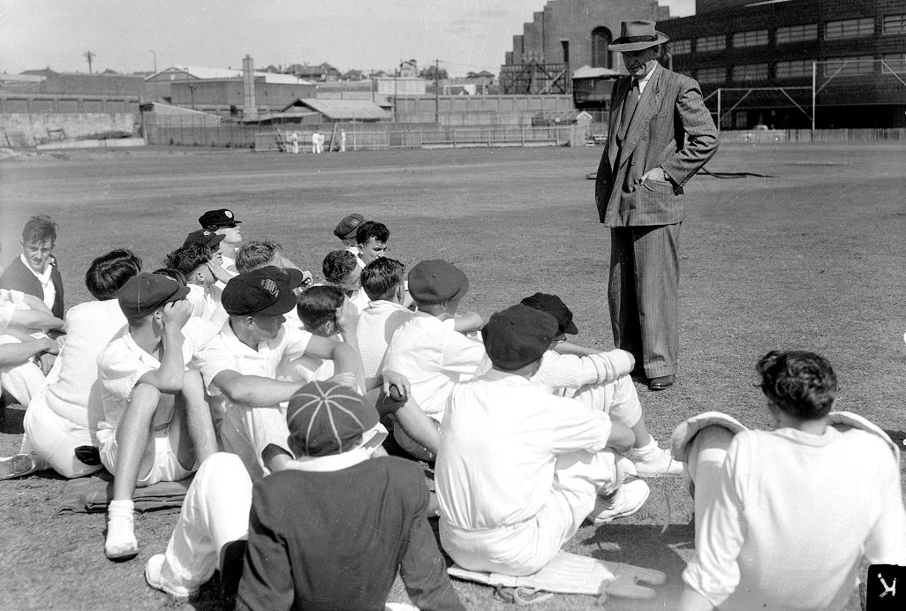 Bill O'Reilly talks to young cricketers at the SCG, January 12, 1954