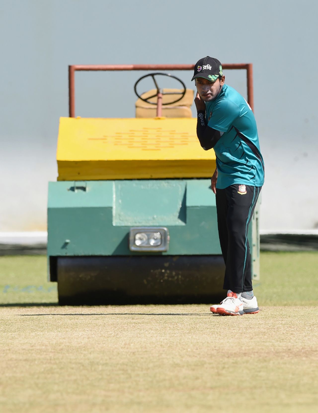 Mushfiqur Rahim indulges in shadow practice on the pitch, Colombo, March 13, 2017