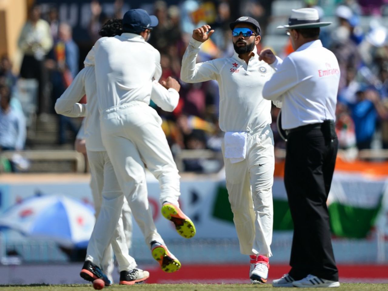 Virat Kohli celebrates David Warner's wicket with Ravindra Jadeja, India v Australia, 3rd Test, Ranchi, 1st day, March 16, 2017