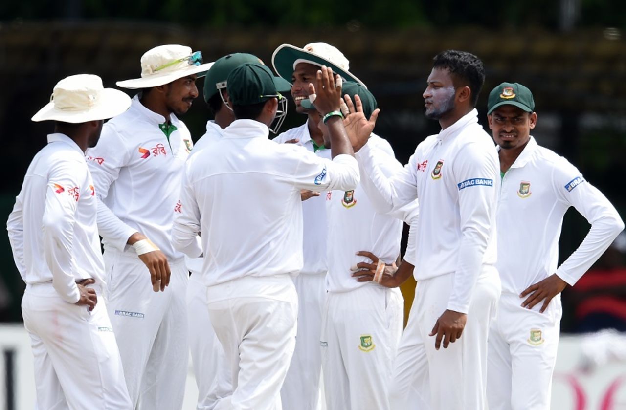 Shakib Al Hasan celebrates with team-mates after dismissing Rangana Herath, Sri Lanka v Bangladesh, 2nd Test, Colombo, 2nd day, March 16, 2017