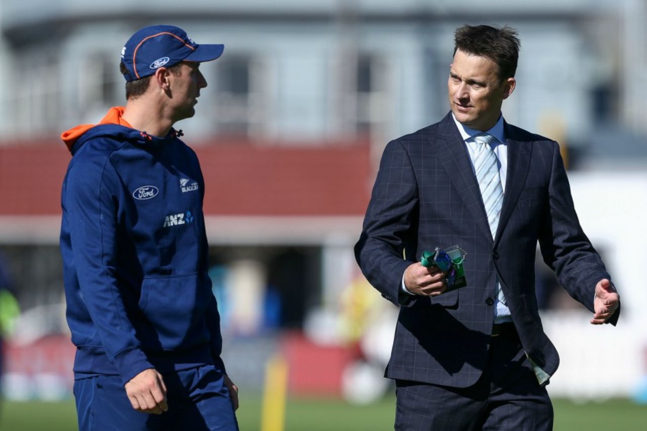 Shane Bond has a chat with Matt Henry, New Zealand v South Africa, 2nd Test, Wellington, 2nd day, March 17, 2016